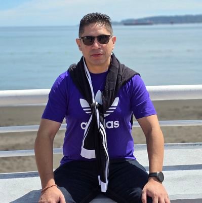 De profesión psicólogo, me encanta el fútbol ⚽️, hacer pilates🧘♀️ y yoga 🧘, escuchar música 🎶, practicar grounding 🌎 y estar en contacto con la naturaleza