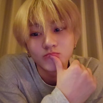 daosecrets's profile picture. queria ser o microfone do enhypen só pra passar o dia encostado na boca deles