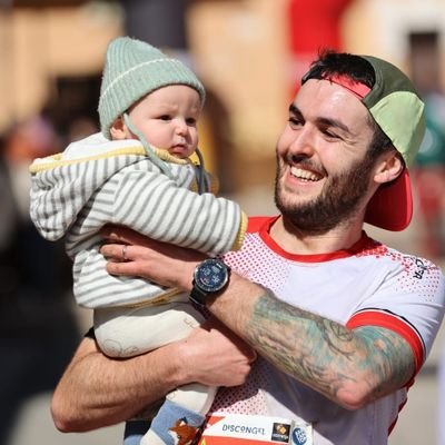 Fuster de poble💪
També corro per la muntanya com un covard⛰️
De poble, i d'un molt benparit a sobre! 🤘
