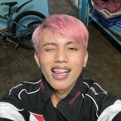 geraldsaints_'s profile picture. the clouds are getting heavy