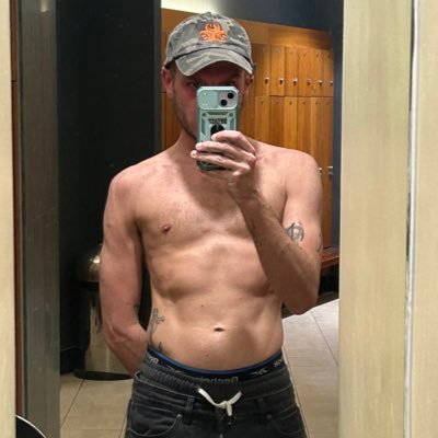 GrayscalePT's profile picture. gay ADHD autistic PT 🏋️ wanna look and (more importantly) feel good? DM me 🎯 📍 Pure Gym, Urban Exchange Mcr