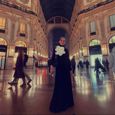 لا تستهين بامرأة تعلم متى تكون في قمة الأناقة……… ومتى تكون أصلب من الرجال!(طبيبة مهتمة بالشأن العام)