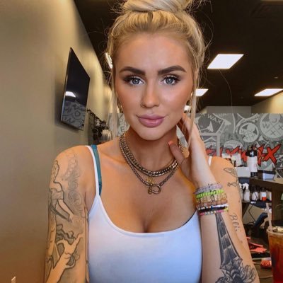 I love my country 🇺🇸 single girl with no kids 😍 hope to find love one day 🥰