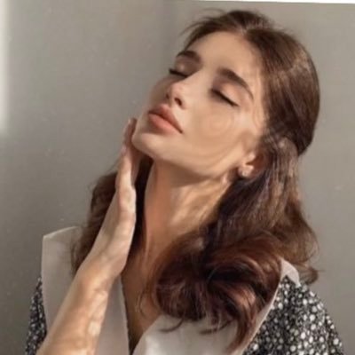 لا تنتظر شيئا بلهفة فالأقدار كتبت أن يأتيك كل شيء في وقته 🤍
