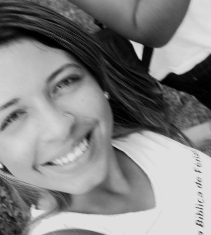 Não qro uma vida pequena um amor pequeno uma alegria que caiba dentro da bolsa.Eu qro + q isso.Qro o que não vejo.Qro o que não entendo.Qro muito e qro sem fim'