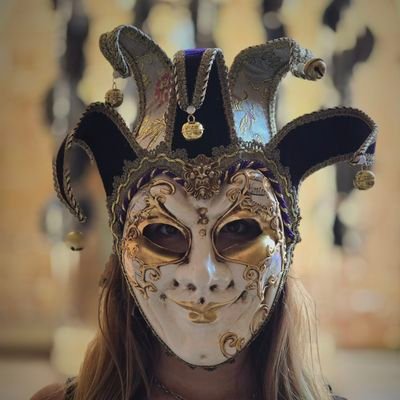 Enemiga declarada de la tibieza aunque elijo primavera cuando preguntan si soy team invierno o team verano.
Orgullosamente geminiana 💫