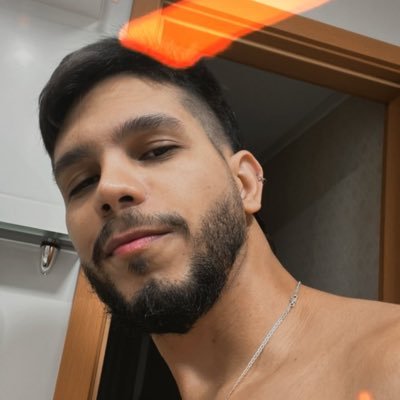 Eu desejo, eu desejo, de todo coração, voar para longe, para a terra dos dragões