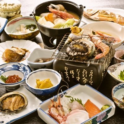 北海道の積丹町で宿と食堂を営む鱗晃荘(りんこうそう)です。積丹は知床と双璧を成す秘境でありながら札幌から約90分の好アクセス。積丹ブルーと呼ばれる蒼く澄んだ海はあなたの日本海のイメージを変えてしまうでしょう。何もない片田舎で、地元の魚介と精一杯のおもてなしを。