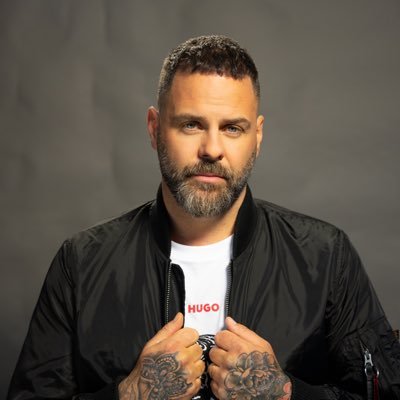 I have an amazing wife @kerry_lou83 and 4 amazing kids. member of @itsfiveofficial. And Radio presenter on @radioessex. listen to my podcast @Theatozofmen