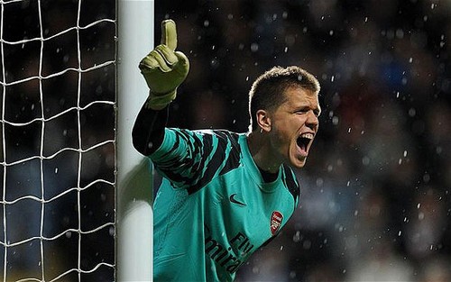 The Pole between the goal, and the answer to all our prayers. #gooner #AFC