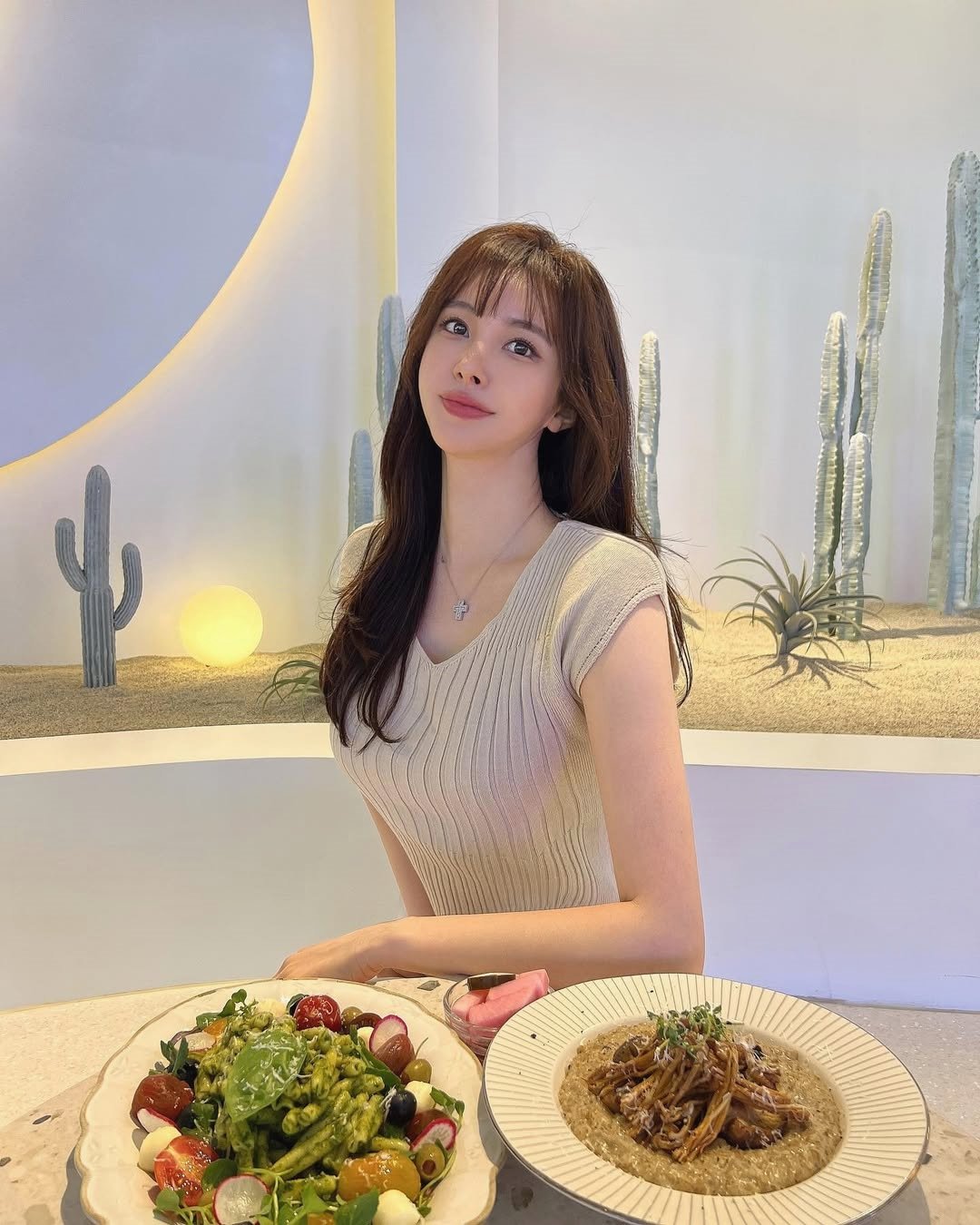 진실된 여성임, 사진이랑 동일함, 대화 가능하고 우호적임