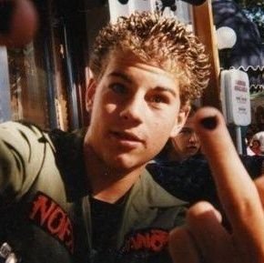 21y • ENFP • eu vivo por jogos e rock | conta pessoal: @lindalaramelo