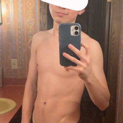 kinky college student who loves showing off 💚 (twunk transformation in progress 💪)