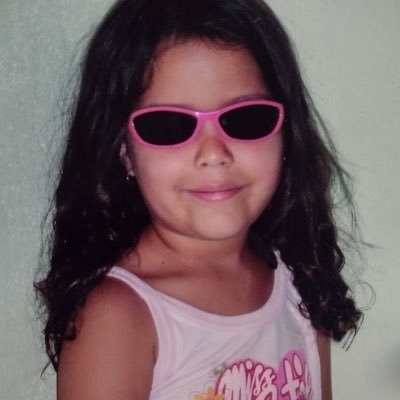xoxa, capenga, manca, talvez anêmica, frágil e inconsistente.