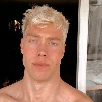 ❛❛Demasiado guapo para este mundo, demasiado humilde para admitirlo. Una cara que lanza mil suspiros y un cerebro que... bueno, ahí vamos❜❜ ┊#nosoyderekchadwick