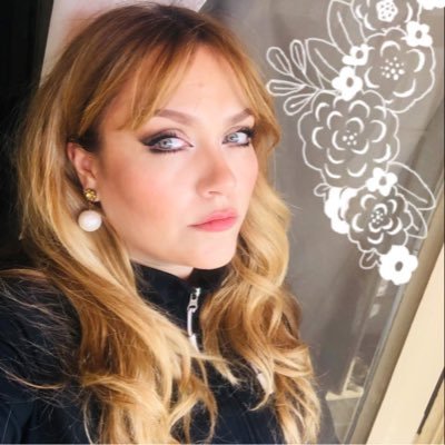 إما أن تكون حجراً من الشطرنج تحرّكك عقولٌ خبيثة ، و إما أن ترتقي فكراً نيّراً و ثقافةً جامعة ، فتلهو بالعقول الخبيثة كأحجارٍ على طاولة الشطرنج.