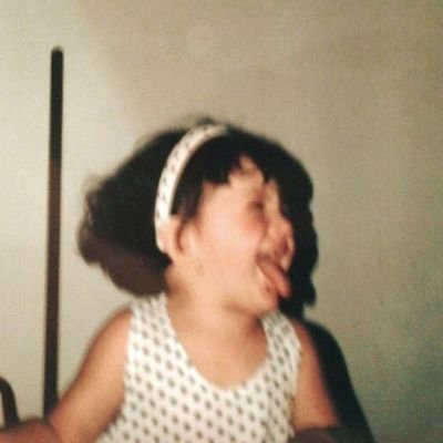 apaixonada por música, memes de cachorrinho e viagens
