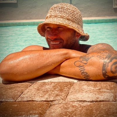 Married to an ANGEL •Dad•Brother•Patriot🗽 HUNT•LIFT•EAT🦌🏋🏽🥩🍊🍍BeachBumWP☀️1Life🔥#MAGA🇱🇷#AMERICAFIRST👽