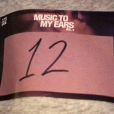 desmeralds's profile picture. Hopefully her curated locked in account 🗝️