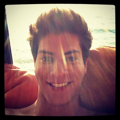 Esse Twitter foi criado em homenagem ao nosso Divo @aguiarthur ! Nos te amamos muito ! Since: 02-12 *