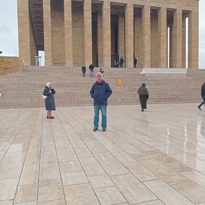 İzmir'li eğitimli satış müdürü emeklisiyim. Samimî dostları seviyorum. ATATÜRK kırmızı çizgimdir.