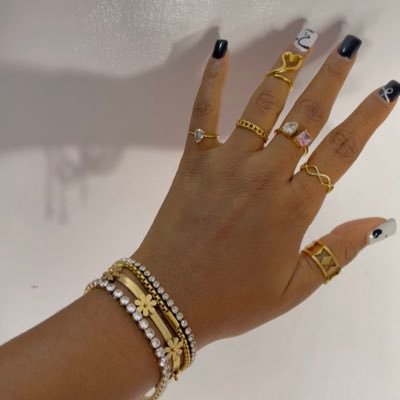 iam_zoeeee's profile picture. Just vibes, movies and your daily dose of “same here” Memes that feel like personal attacks 😂 Sometimes I post stuff that heals too.