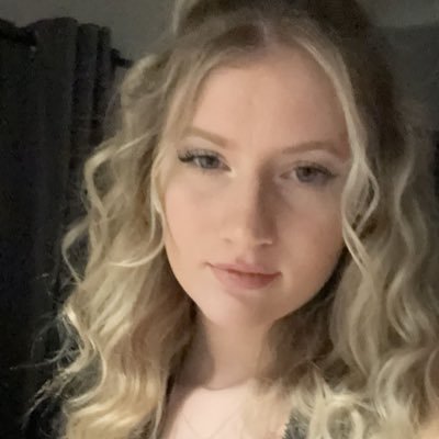 ChloeeeUK's profile picture. 