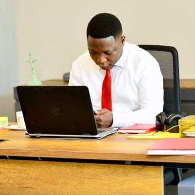 Licencié en journalisme politique extérieure (IFASIC). Enseignant des Universités et expert en communication politique et institutionnelle