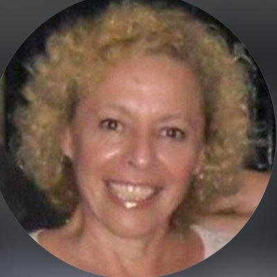 Internacionalista-Librera. Orgullosa de ser una de los 7.303.480 de venezolanos que votamos por el cambio a la democracia.💄