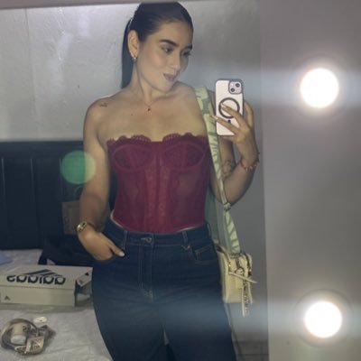 aquí solo entra el q me de un beso 😝🫣😋 https://t.co/UZ95rz95cR