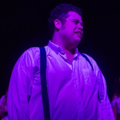 Estudante de teatro.
Aspirante a dublador e cantor.