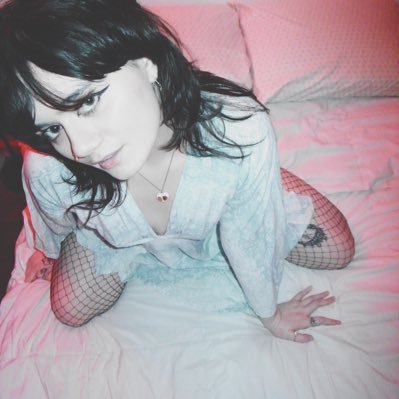 leahcrowee's profile picture. singer & songwriter