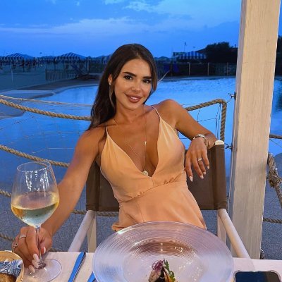 Proud American woman 🇺🇸 | Believer in freedom, opportunity & bold dreams ✨ | Love this land from sea to shining sea 🌊🗽🌄 | Coffee, Constitution & kindness ☕