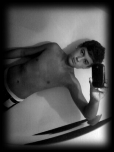 13 anos, arquariano, gosto de meus amigos e amigas e principalmente DOCE... sigam meu outro twitter @gabriel_acorrea