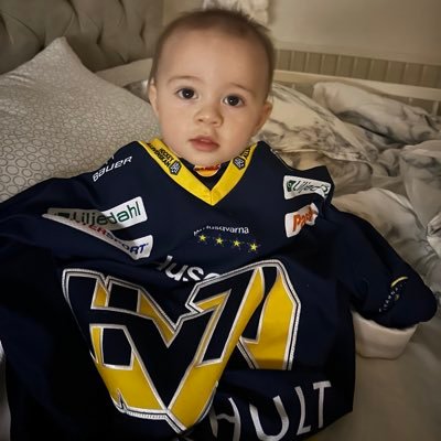 farsa till en liten grabb, väldigt sport intresserad. Chelsea till i die💙🤍💙 HV71 🤍💛💙