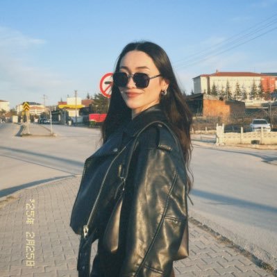 Renklerinden hiç pişmanlık duymayan siyah beyaz bir kadınım.