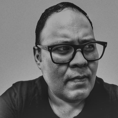 OmegaCobos's profile picture. Diseñador, Estratega de Innovación, Melómano, Cinéfilo, Esposo de Darinka, Papá de Nugget y Coca, intolerante a la estupidez.