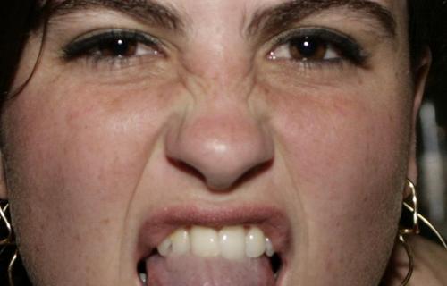 Isaback's profile picture. Eu escrevo. Para os outros ou para mim, eu verbalizo. Sou jornalista pelo menos, porque não me encerro. Sou líquida, eu escorrego.