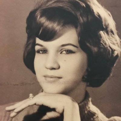 Soy Uribista, sigo a el GranColombiano . madre de4 hermosos hijos 5 nietos y un bisnitobisnieto . felizmente casada .