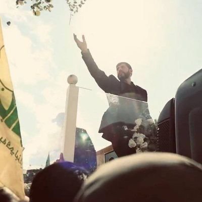 لا عيب في الحب لو صفا طهارته
عن عابث ما وعى للطهر إدراكا
الحب ورد من الرحمن نقطفـه
والعابثون به يجنون أشواكا ..