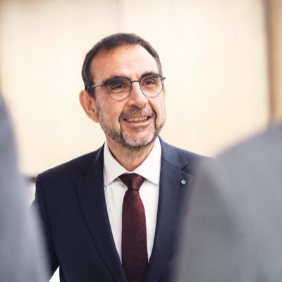 MdL, jetzt für die CSU Fraktionschef im Landtag, davor Gesundheits- & Pflegeminister in Bayern. Verwurzelt im Allgäu. Update direkt von mir oder via Team (TH).