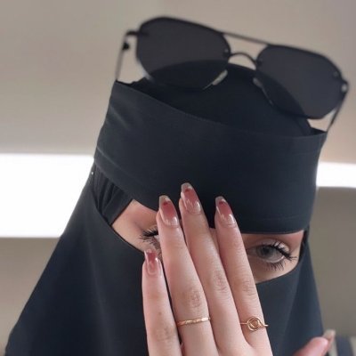 ستجد أنّ الحياة لا تزال جديرةً بالاهتمام، إذا كنت تبتسم😁