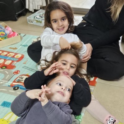 תא''ל ( מיל) אבי בניהו, חבר קיבוץ להבות חביבה., בעלים ומנכ״ל של חברת יעוץ וניהול משברים, חקלאי ואיש מטעים בעברו.בן 57 עם קורות חיים של בן 96.אופטימי עם נסיון..