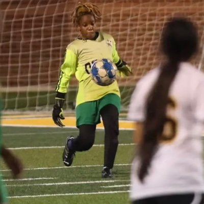 5’4 guard and Goalie🏀⚽️ DHS☘️ C/O25🎓3.9Gpa