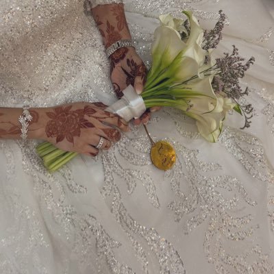 كيف اكتب الشعر وعيونك قصيد ،وكيف اوصفك وانت القصايد كلها (M)💍❤️