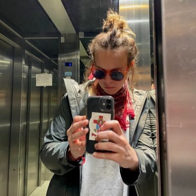 Lo que pasa por mi cabeza, lo deposito en un tweet. 🧠creé algo que se llama @ lafabrica.content. viste el hate? bueno, hago lo contrario