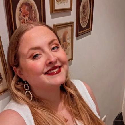 Personal Account✌
Theatre Nerd, Bisexual Bookworm.
Senior Community Fundraising Assistant - @DrFoxLHC! 🧡🦊💙