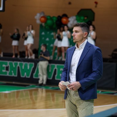 Head Varsity Coach for @cathedralwbb 🌊 🏀💚🖤Owner / Head Coach @FlamingosAAU 🦩🏀