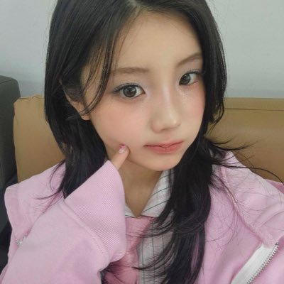 beatrizcriticas's profile picture. here we stan drama and bad decisions