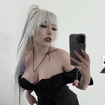 𖥔. ⊹ 𝔣𝔦𝔫𝔞𝔩 𝔤𝔦𝔯𝔩 🔪· Addicted to hoarding shiny pieces of cardboard · I go live at https://t.co/k4z6oUj7Ee 💫 ⊹ .𖥔